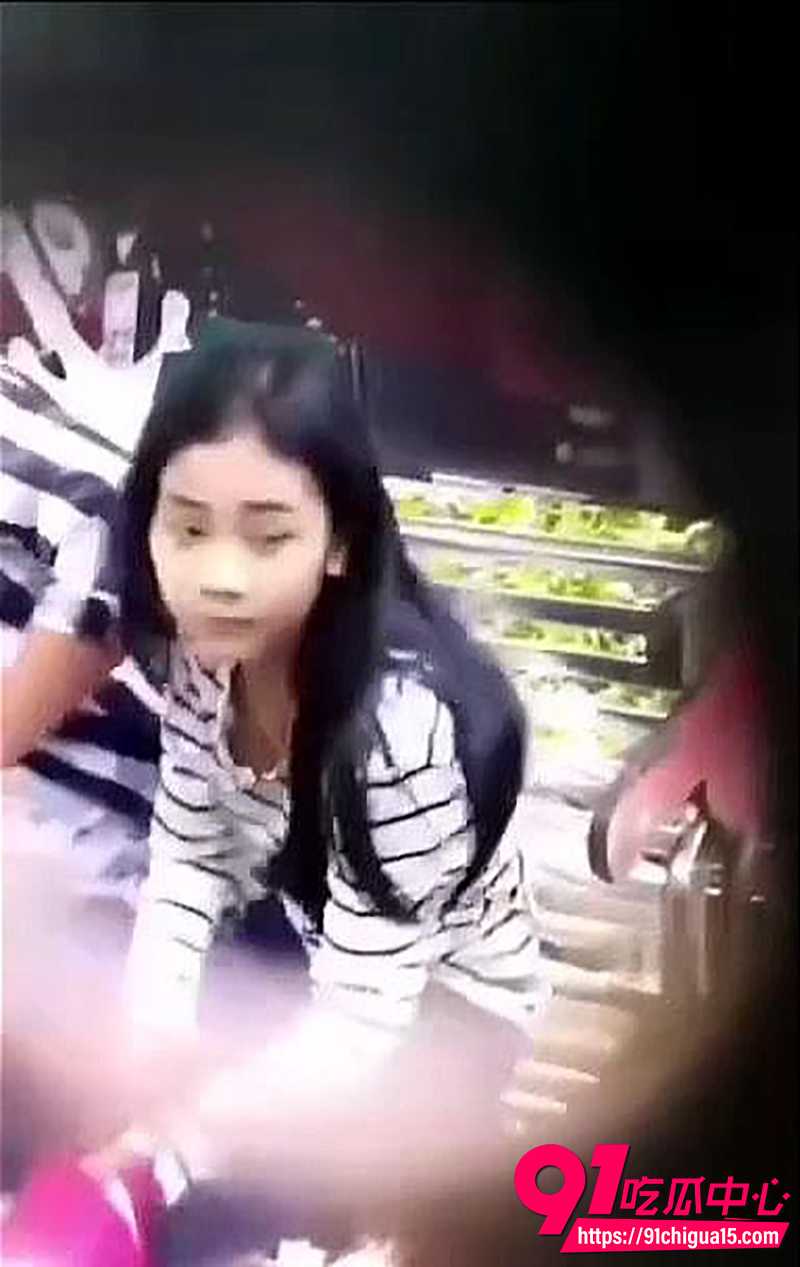 雨中偷拍不雅动作 小情侣打伞遮羞 男友激情抠弄女友下体!
