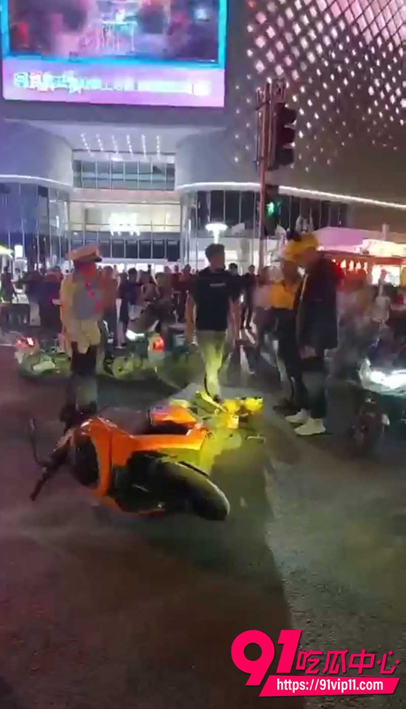 情侣嘲讽骑手不如狗事件 4