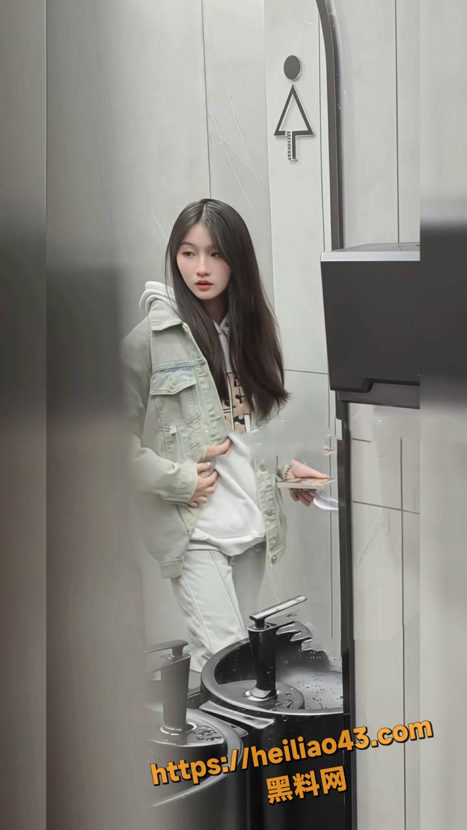 厕拍大神精选 三位神颜美女 女厕放尿脸穴同框 母狗骚逼夹跳蛋 反差到爆！
