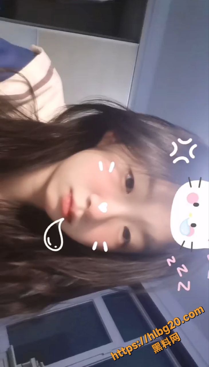 06年清纯学生妹 巨乳翘臀身材傲人 私下却是个骚母狗 自拍揉奶勾引网友来干她！