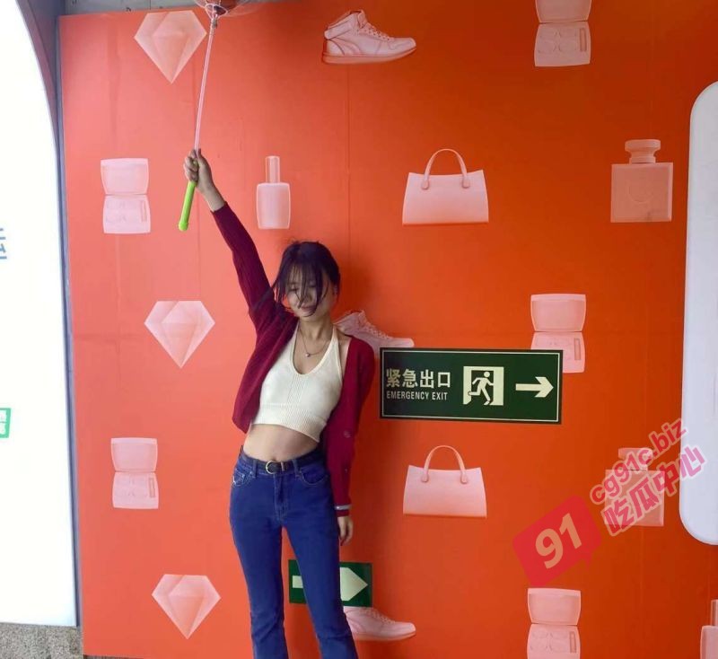 华裔大学生性欲爆棚～女上位主动坐屌骑乘 脸上神情甚是淫骚！