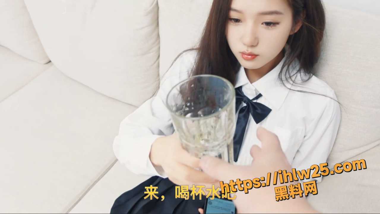 垂涎已久的女同事灵灵到家作客 肉丝学生装 先迷晕玩足交 再捆绑强制高潮！对白清晰！