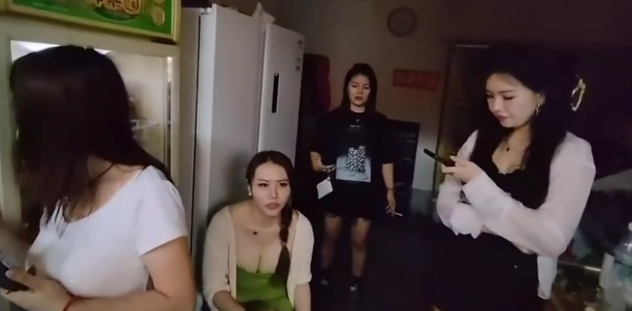 重庆站街女真实街拍流出 也太便宜了 30元就能开房打一炮价廉物美