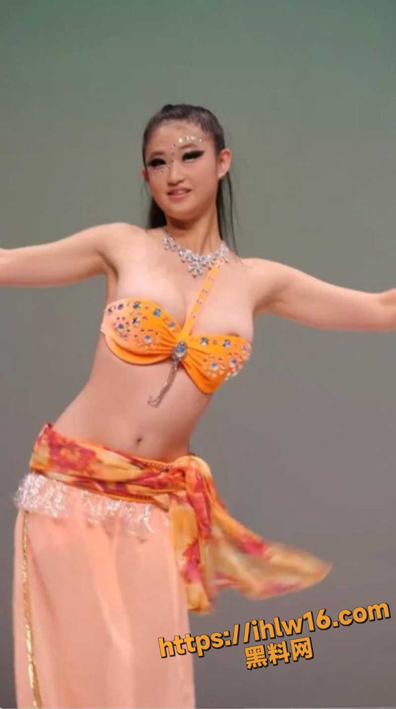 西北民族大学舞蹈学院又出一位甩奶姐 舞蹈考试比赛中女学生选手硕大的奶子左摇右摆！