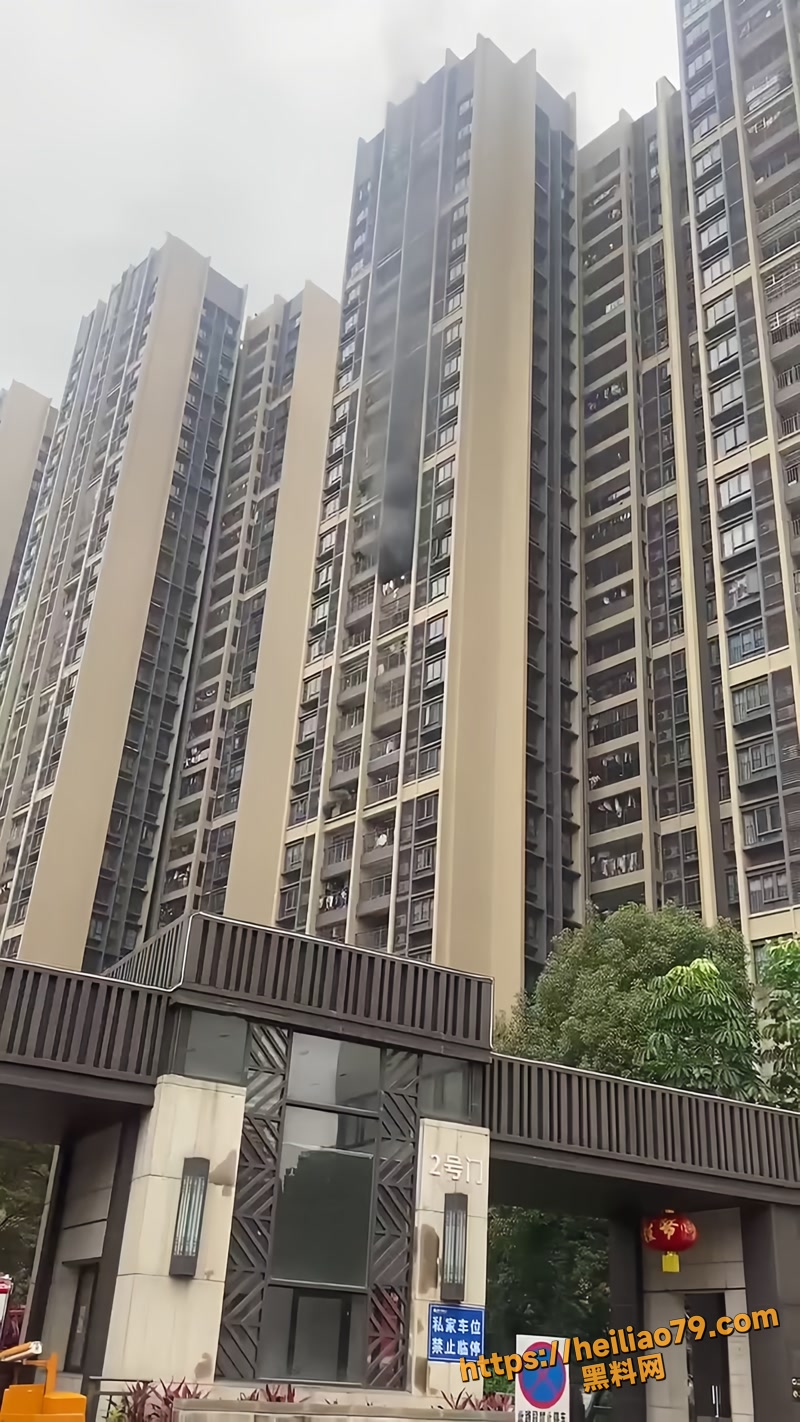 女子洗澡时突发火灾 女子全裸惊慌爬阳台栏杆 生死一线裸体逃生太刺激