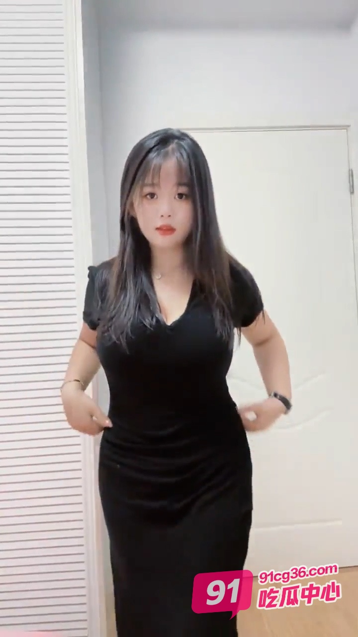 抖音巨乳网红全裸直播 超级大奶揉搓诱惑 巨乳秒杀无数女主播 配图3
