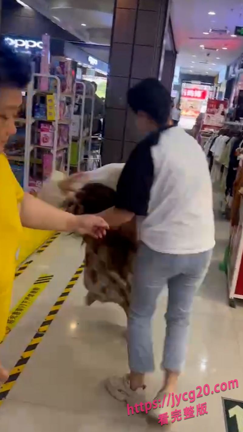 美甲店突发修罗场！原配现场怒撕情敌画面曝光