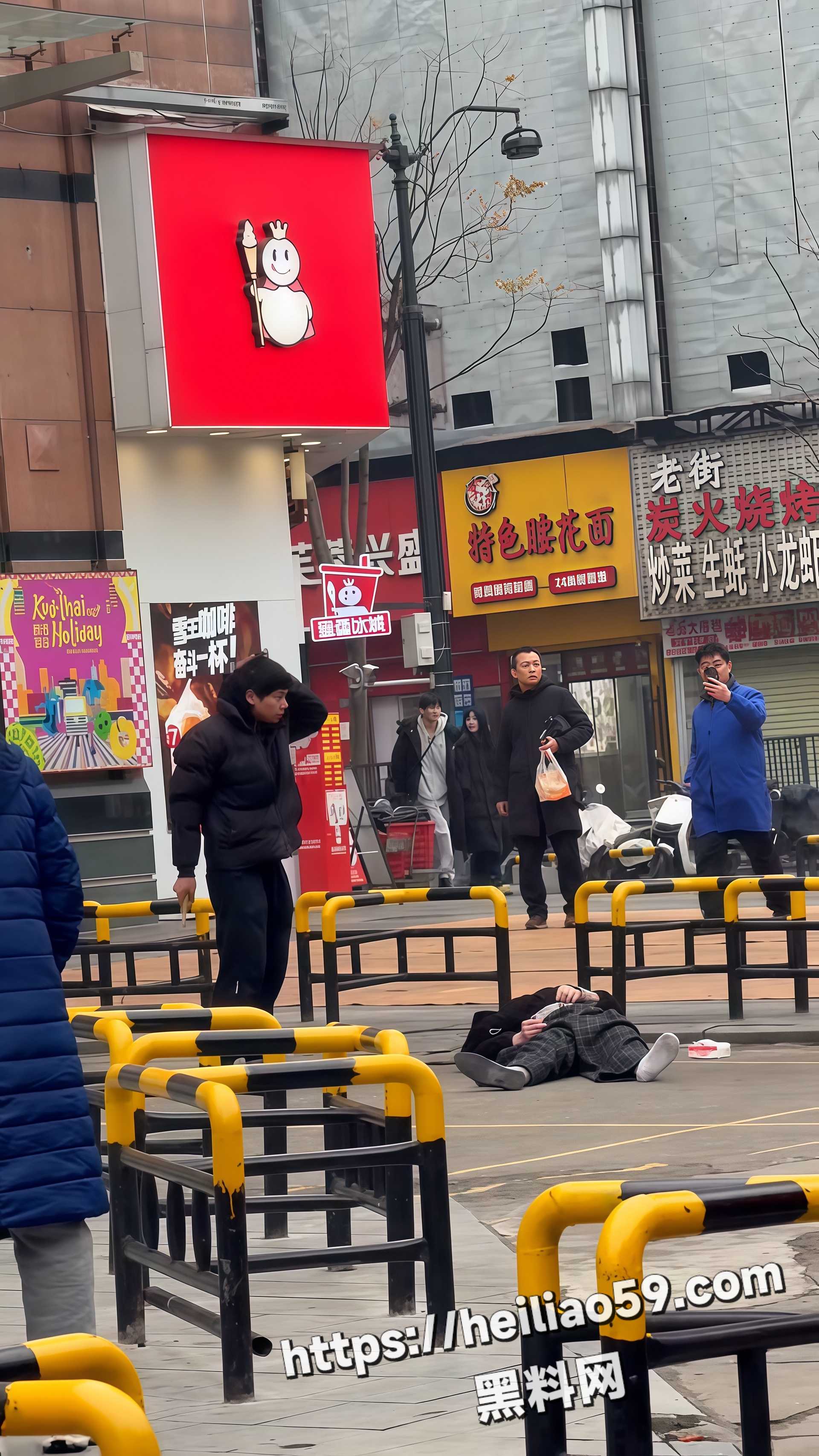 武汉江汉路街头 男子手持锤子狂砸人 血腥现场引众人围观