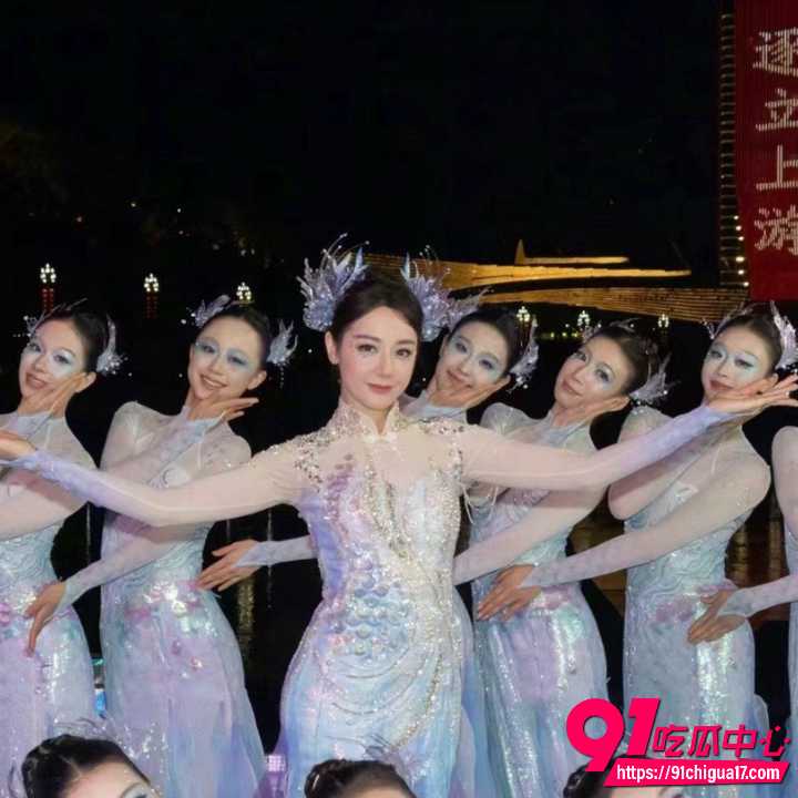 迪丽热巴春晚人鱼公主惊艳全场却脸肿妆老1
