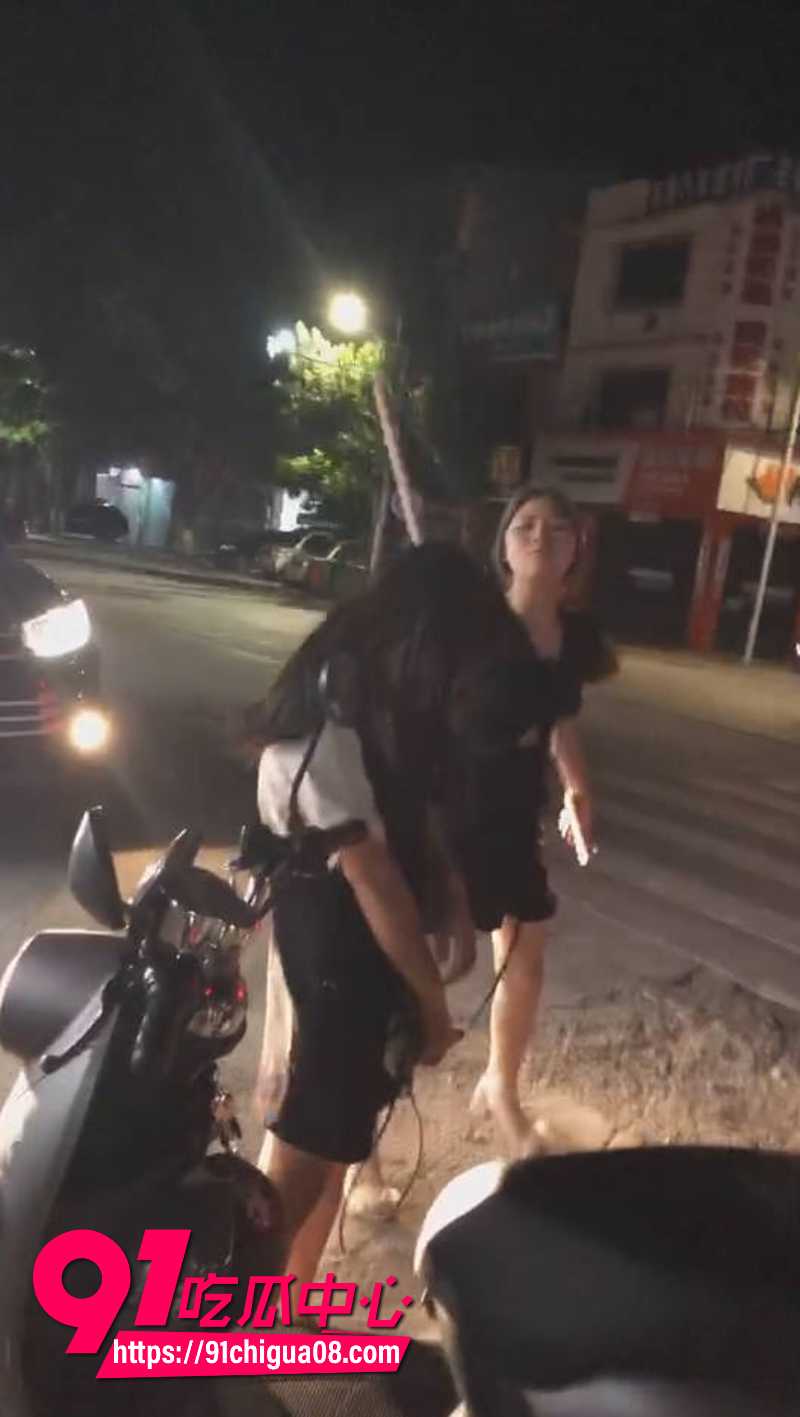 广东潮汕街头 女人打架吃瓜现场 精神小妹霸凌柔弱女孩 棍棒疯狂敲击对方脑袋
