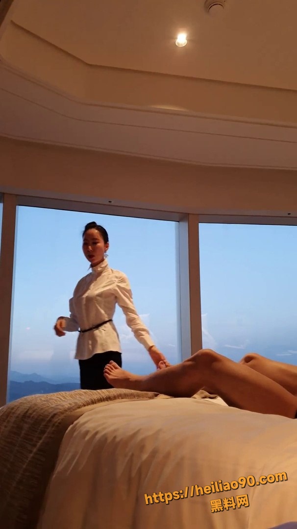 顶美空姐 金昭熙 姐弟恋酒店偷情 下班工作服被弟弟熊抱端操