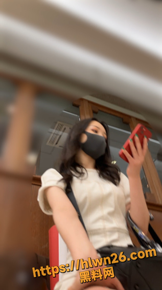 日本抄底偷拍 高颜值嫩妹丁字裤美臀 以前都是扒开内裤看屁股 现在是扒开屁股才能看到内裤