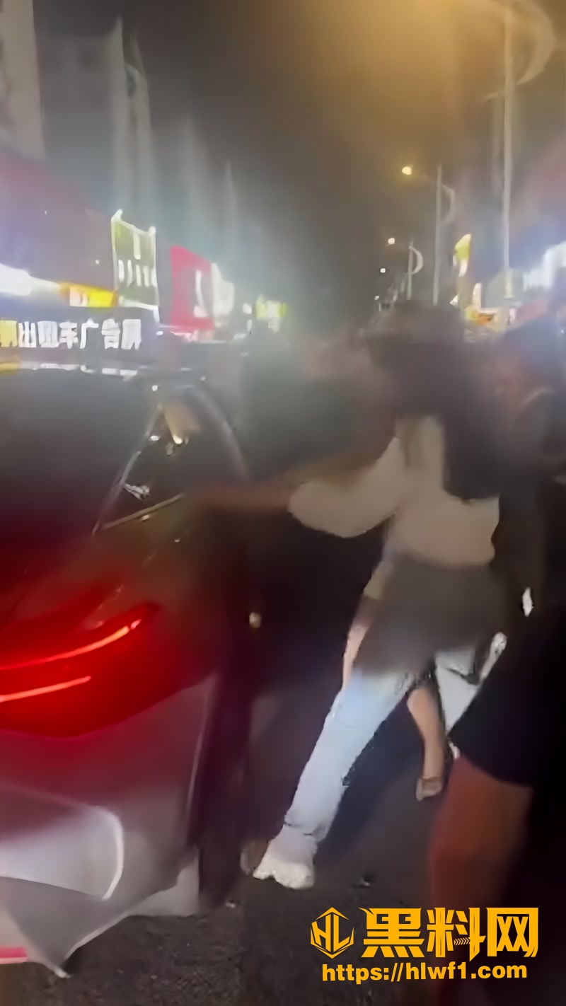 烟台莱阳盛隆街公务员当街捉奸 妻子当场抓包丈夫带别人老婆逛街