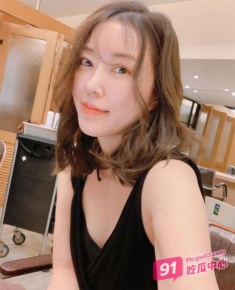 男人的加油站～咖啡厅3P淫乱party 浪劲十足欲女下班任由两个同事轮流玩弄！ 配图