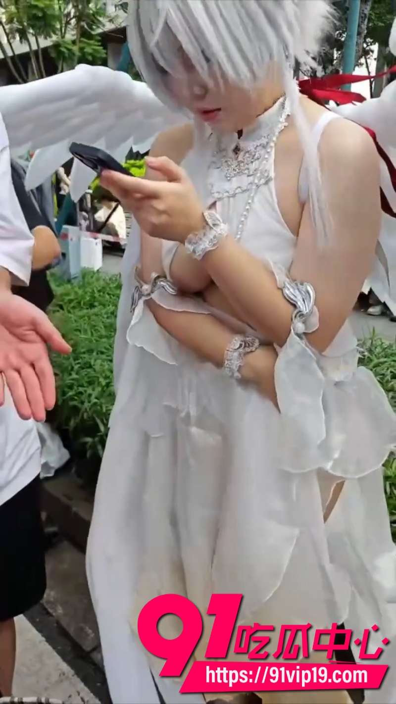 广州萤火虫漫展乱象女coser遭摄影师怼奶拍摄意外走光4 广州萤火虫漫展乱象女coser遭摄影师怼奶拍摄意外走光4