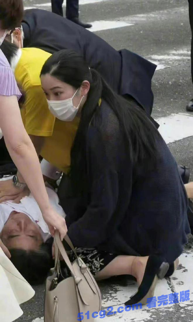 第一枪并未击中安倍晋三遭枪击身亡现场第一视角视频曝光完整记录
