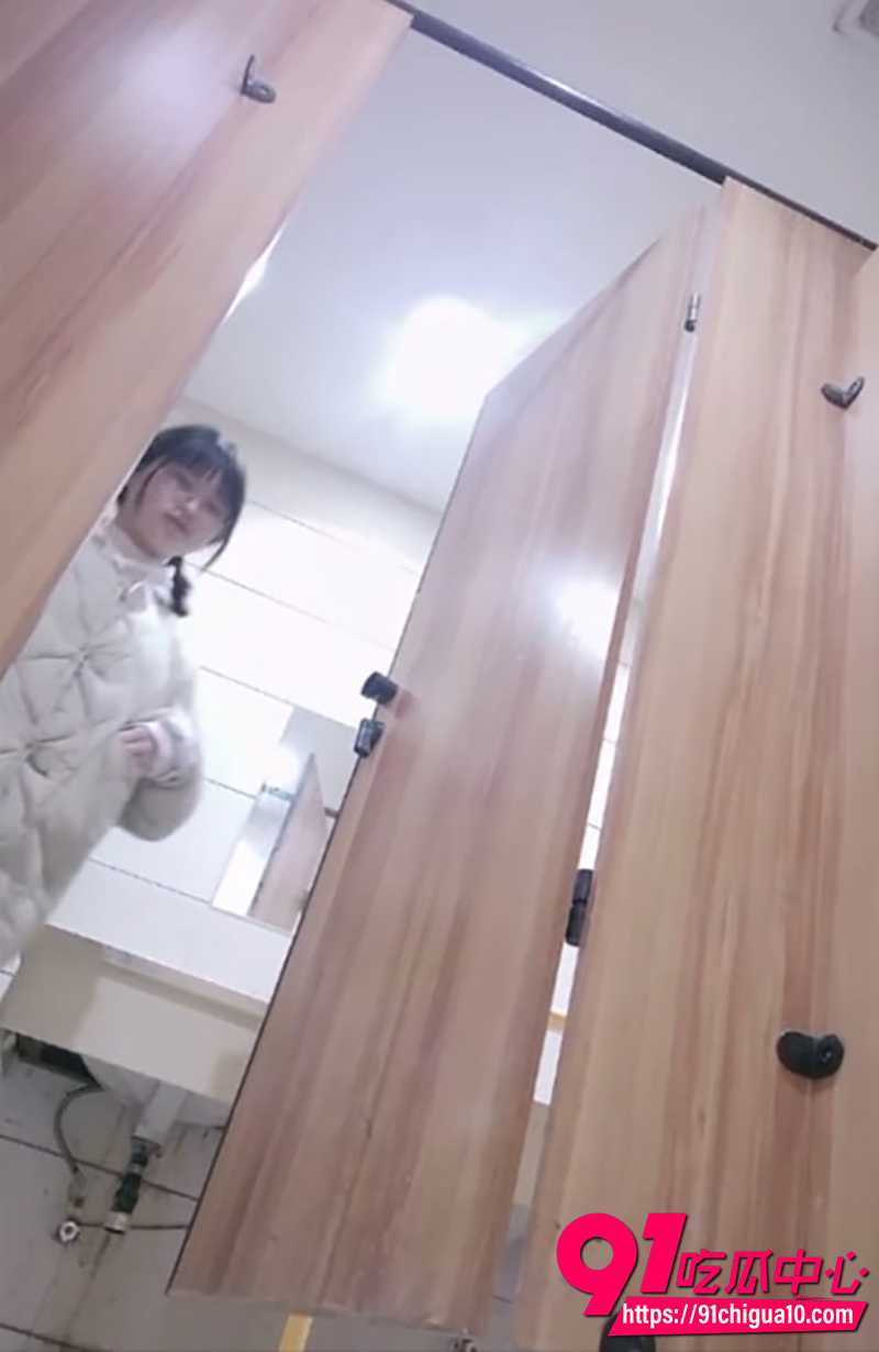 精品女厕后景偷拍 多位靓妹厕所私密瞬间绽放 大白屁股翘挺超诱惑 B毛清晰可见!