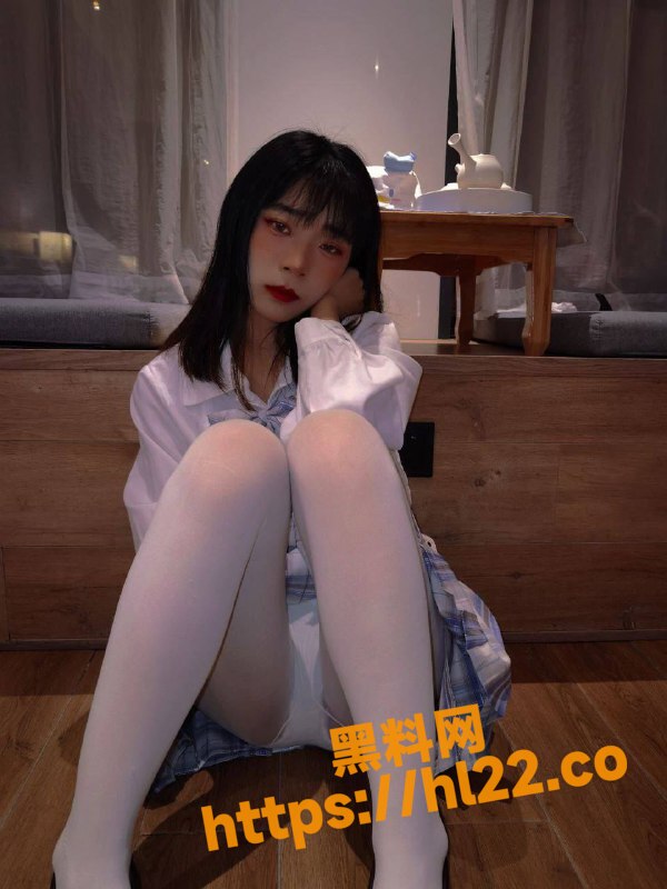 湖南长沙摄影师私房约拍妹子，肤白貌美大长腿，好好的约拍变约炮！！