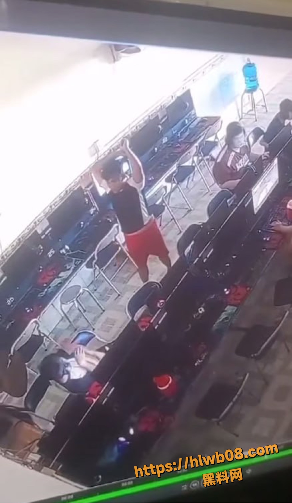 越南西宁精神小伙提大砍刀冲网吧 通宵少年坐着被连砍18刀 监控曝光血溅当场!