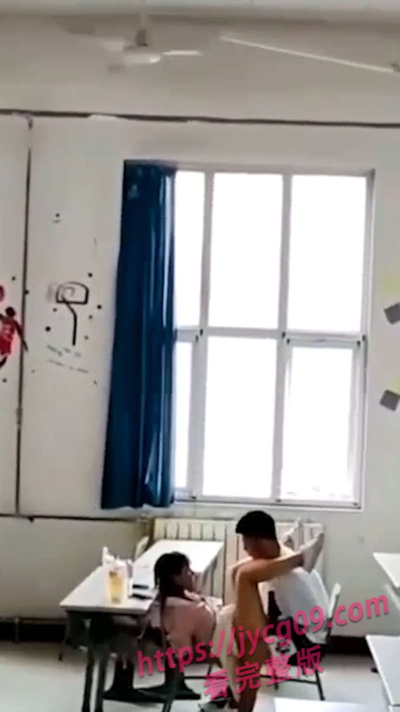 大学男女校园饥渴难耐！教室激情说干就干！流出视频整理合集！