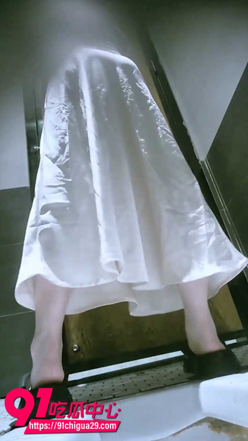 厕拍大神在酒吧女厕所安装针孔摄像头偷拍2 厕拍大神在酒吧女厕所安装针孔摄像头偷拍2