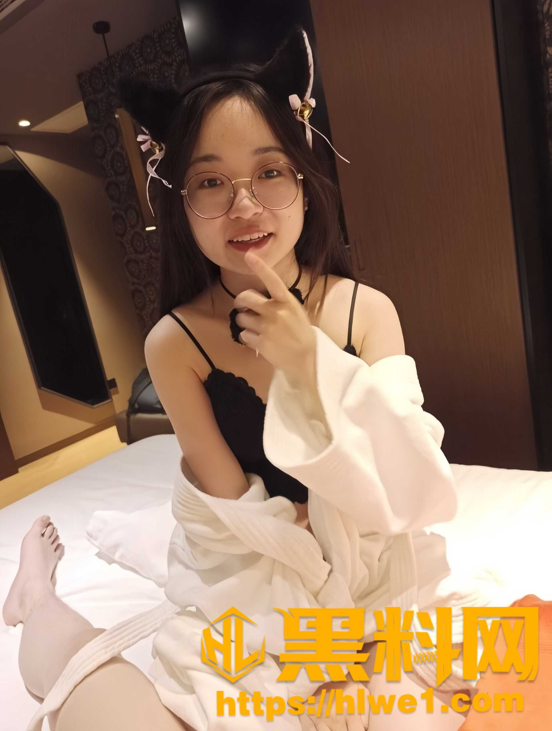 和同学的妻子激情交欢 为了求我办事被迫献身 最后还要求内射她的骚穴 配图
