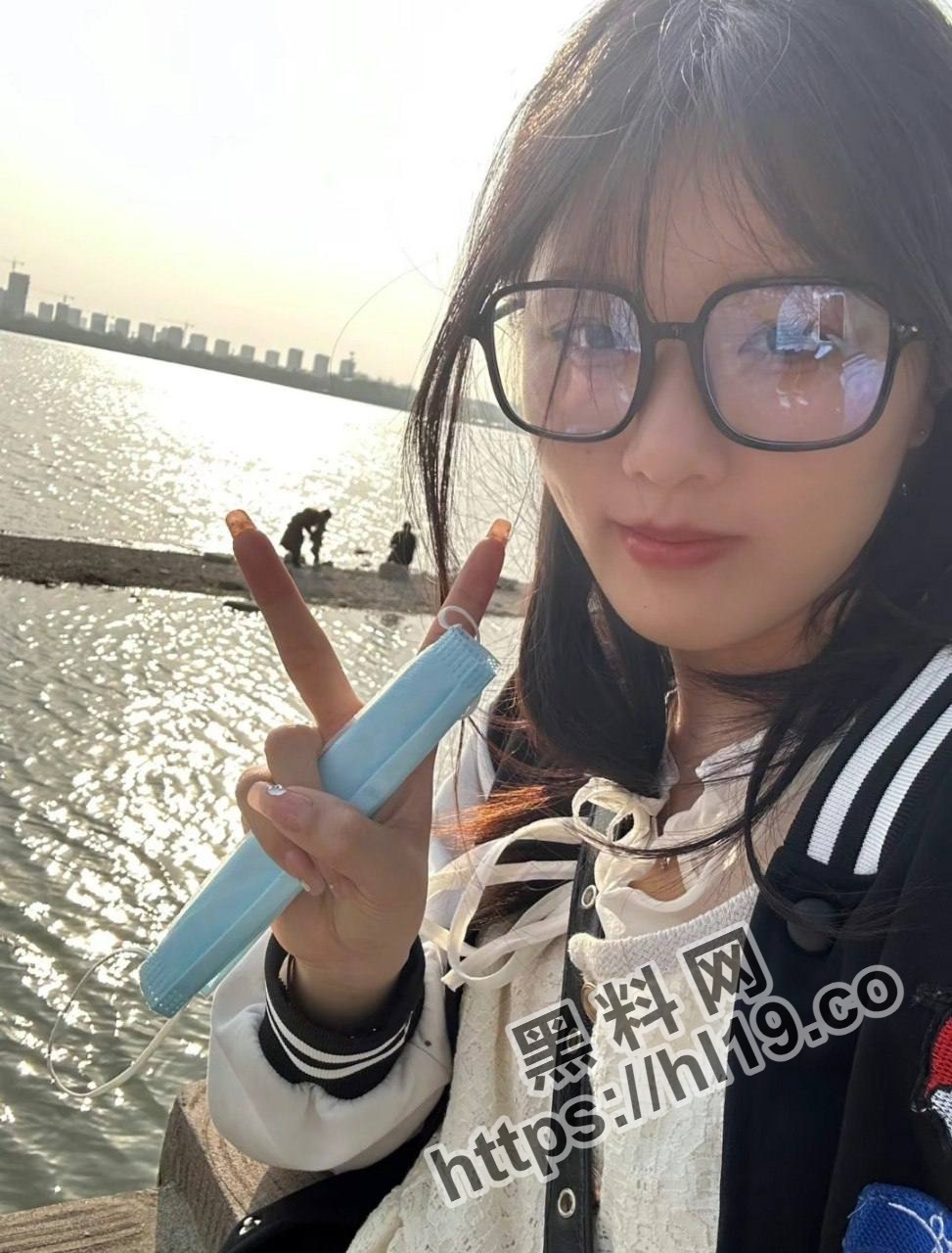 反差婊母狗的学妹戴着眼镜身穿皮衣拴狗链被金主疯狂调教～揉奶扣逼体验高潮不在话下！