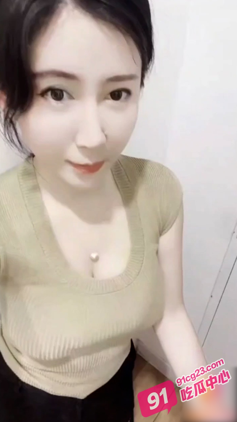 营业员王佳佳偶遇心动顾客 试衣间调戏跪舔 镜前被后入啪啪颜射！ 配图2