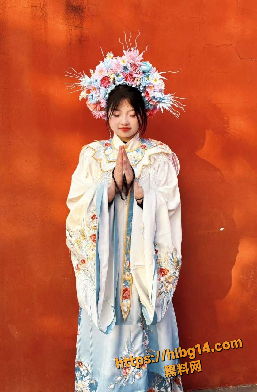 微胖学生妹网络调教 大神线上忽悠清纯学生妹掰穴自慰 线下车震足交 户外露出！