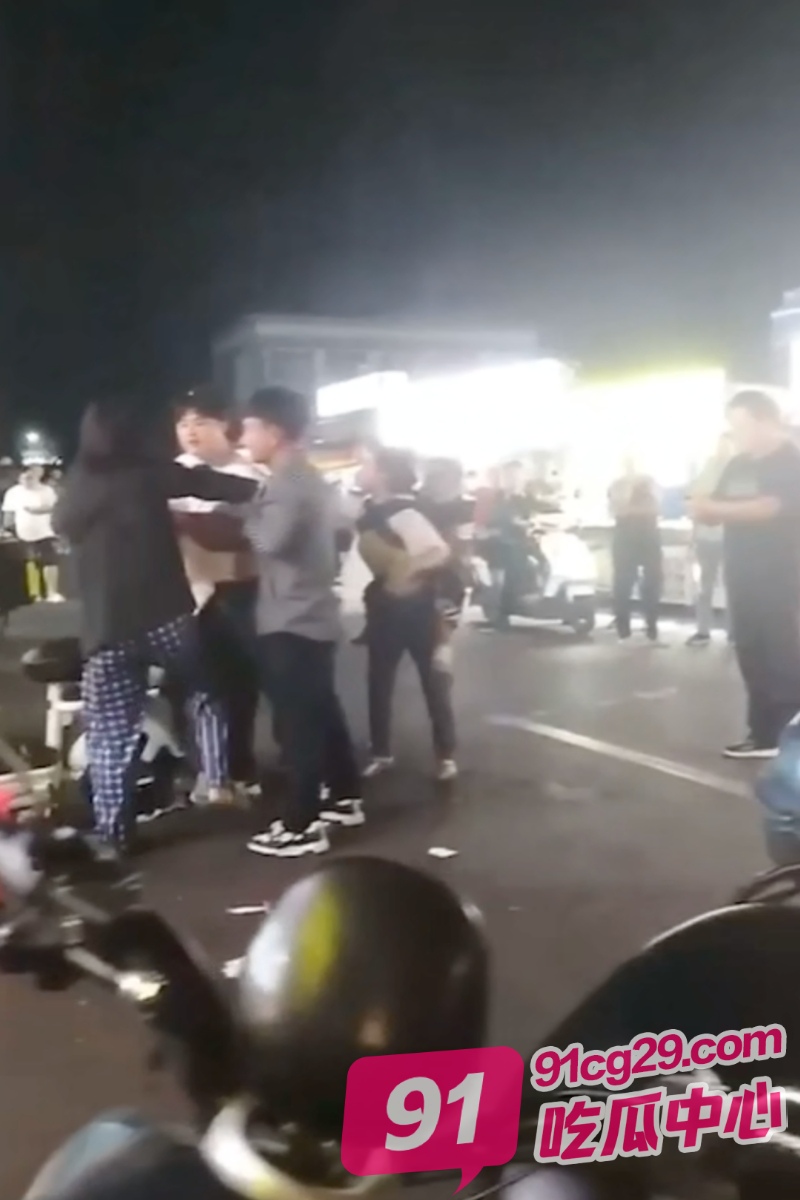 广东珠海上演抓小三名场面 原配和公公混合双打 现场群众看得津津有味！