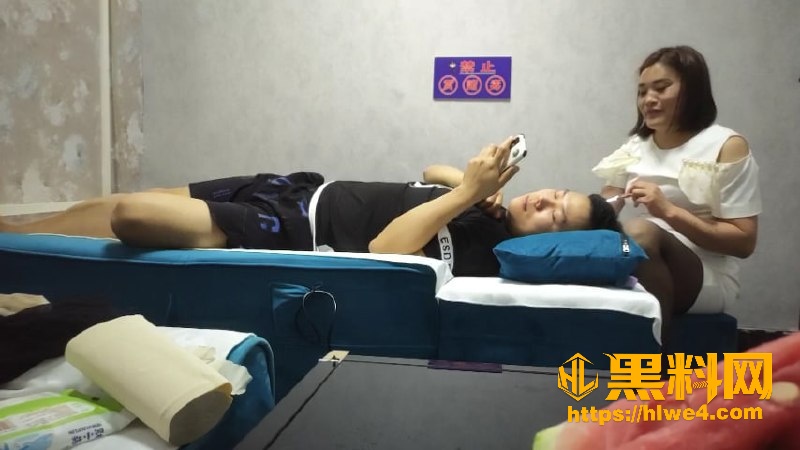 顶级骚熟妇城中村按摩女技师 燕姐 第3季第四期 吃完西瓜口交深喉后入抽插