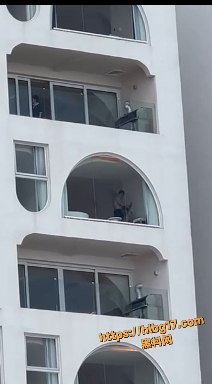 有钱人真会玩，打炮都不拉窗帘的，双月湾的风景真不错啊 ！