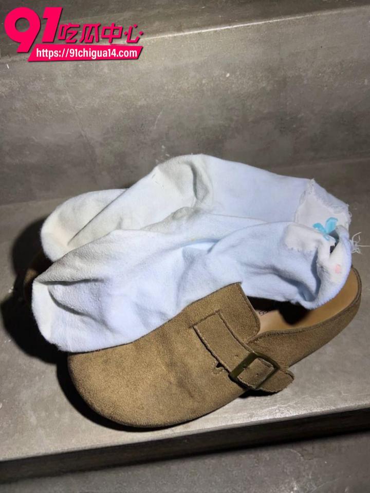蹲守女主下班回家脱下博肯鞋蓝色棉袜4 蹲守女主下班回家脱下博肯鞋蓝色棉袜4