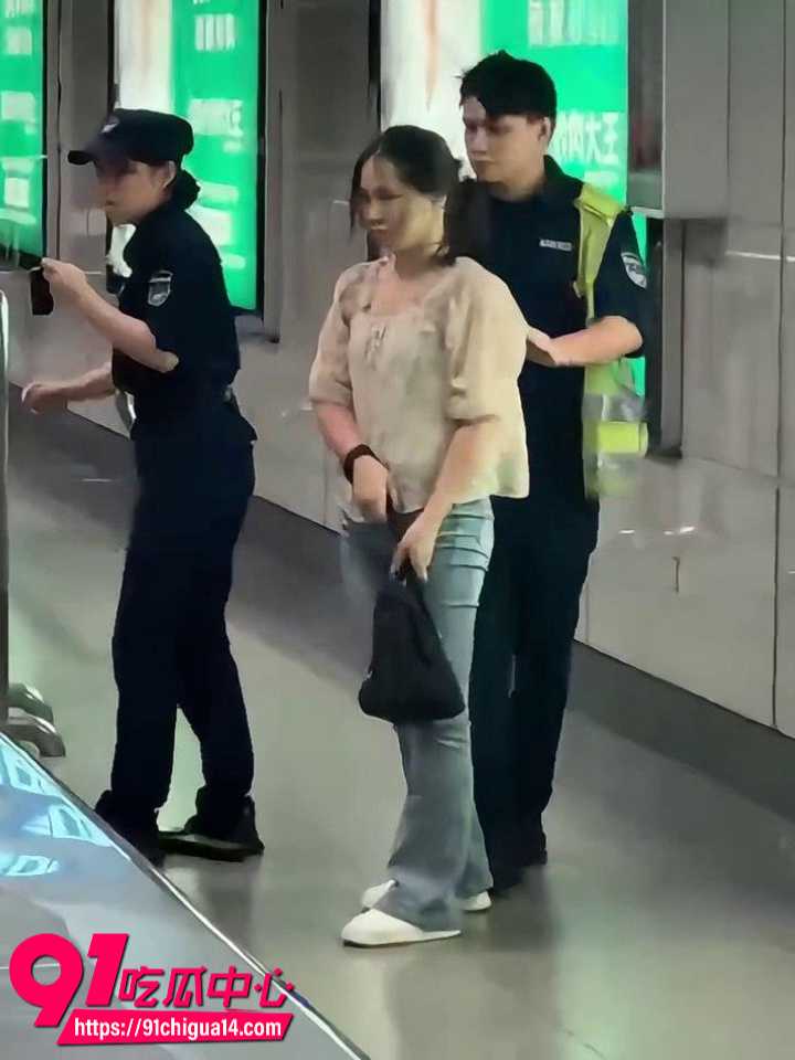 深圳地铁科学馆站女子拒安检甩包狂砸安检员9