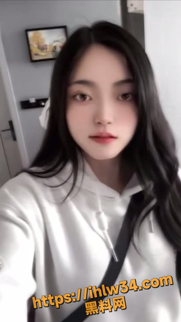 快手网红 林楠爱健身，女健身网红就是屁股大 屁股上的纹身太好认了，炮友超级爱拍这个纹身大屁股！