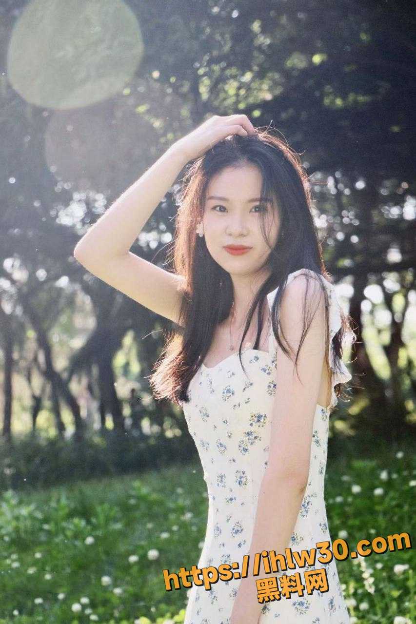 北师大绝美校花媛媛自慰私拍 清纯脱俗的艺术舞蹈生 身材颜值堪比明星 蜜桃臀翘到让人挪不开眼！