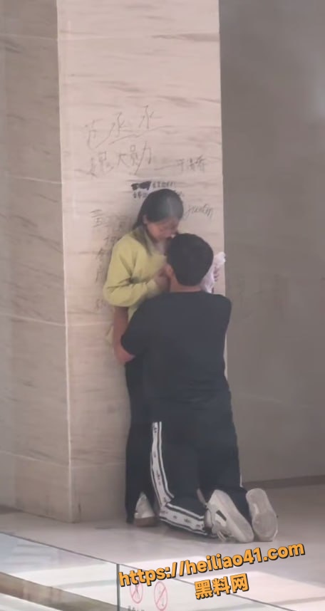 广东职业学院 小情侣 课间大胆嗦奶子大庭广众露骨激情视频曝光！