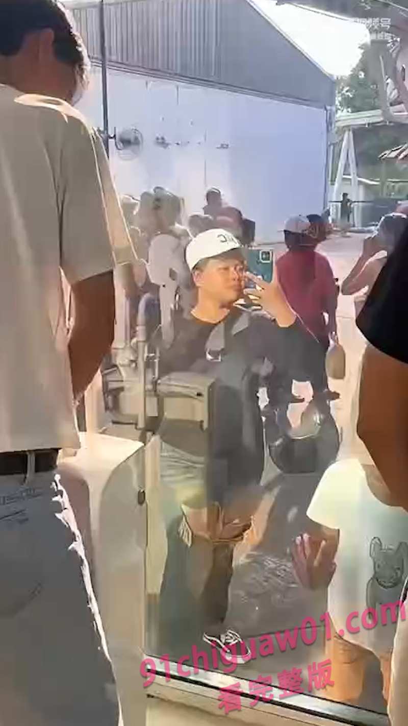 泰国景区双向玻璃爆火 边上厕所边欣赏美女风姿