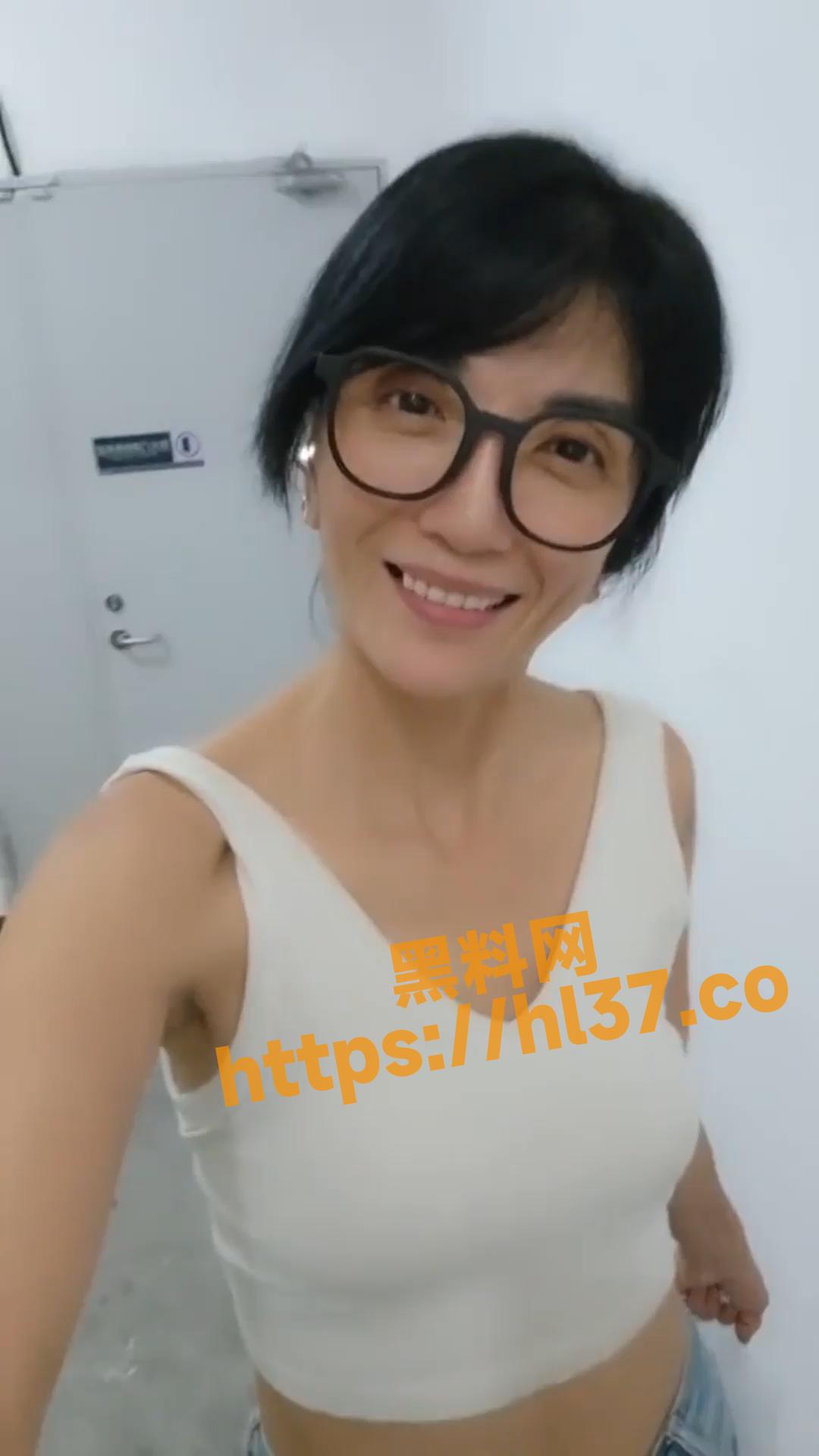 风韵老阿姨化身非传统母狗 楼梯间疯狂放尿 并用尿液洗脚！