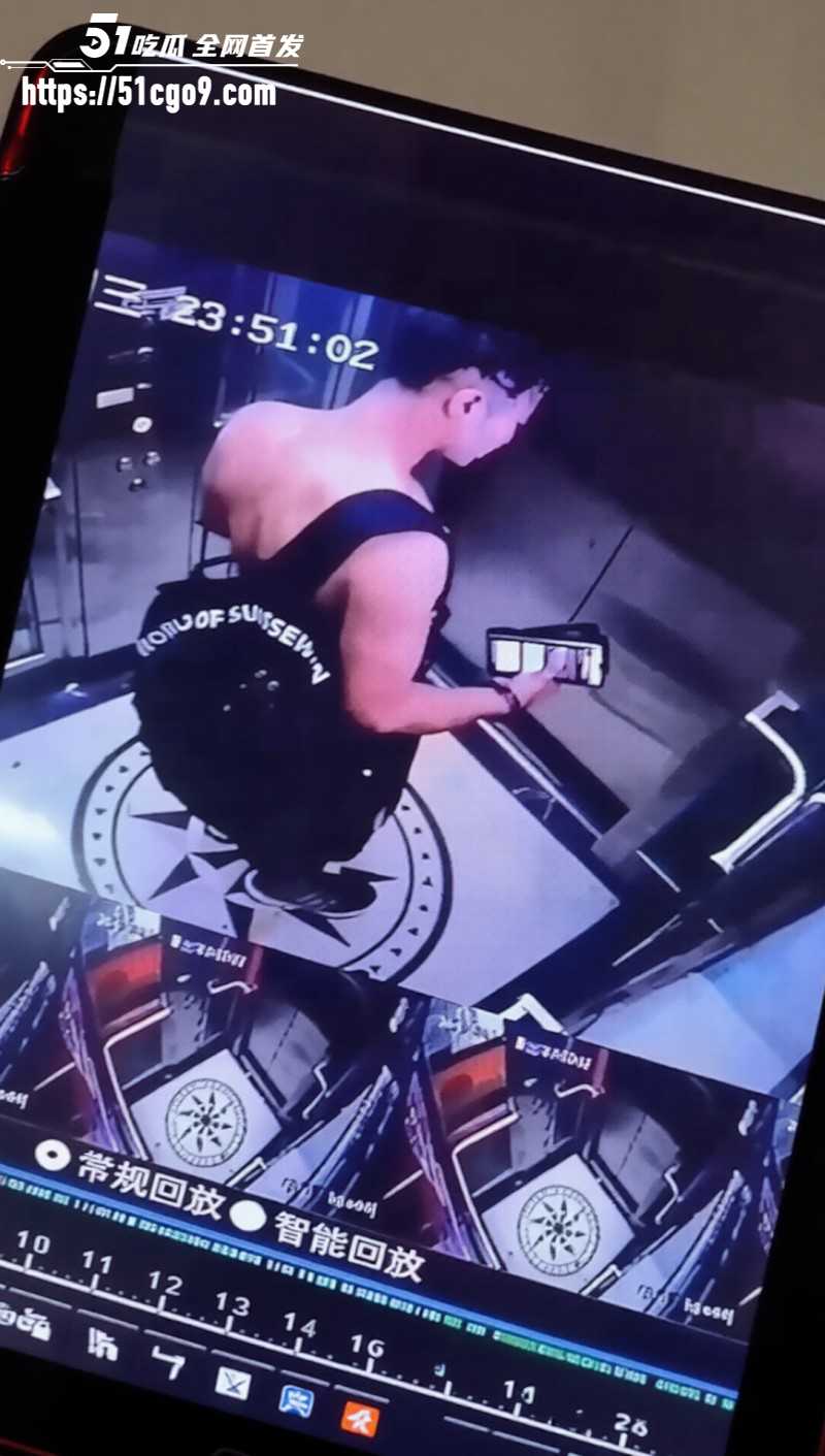 流氓男教练摸女会员电梯被暴揍01