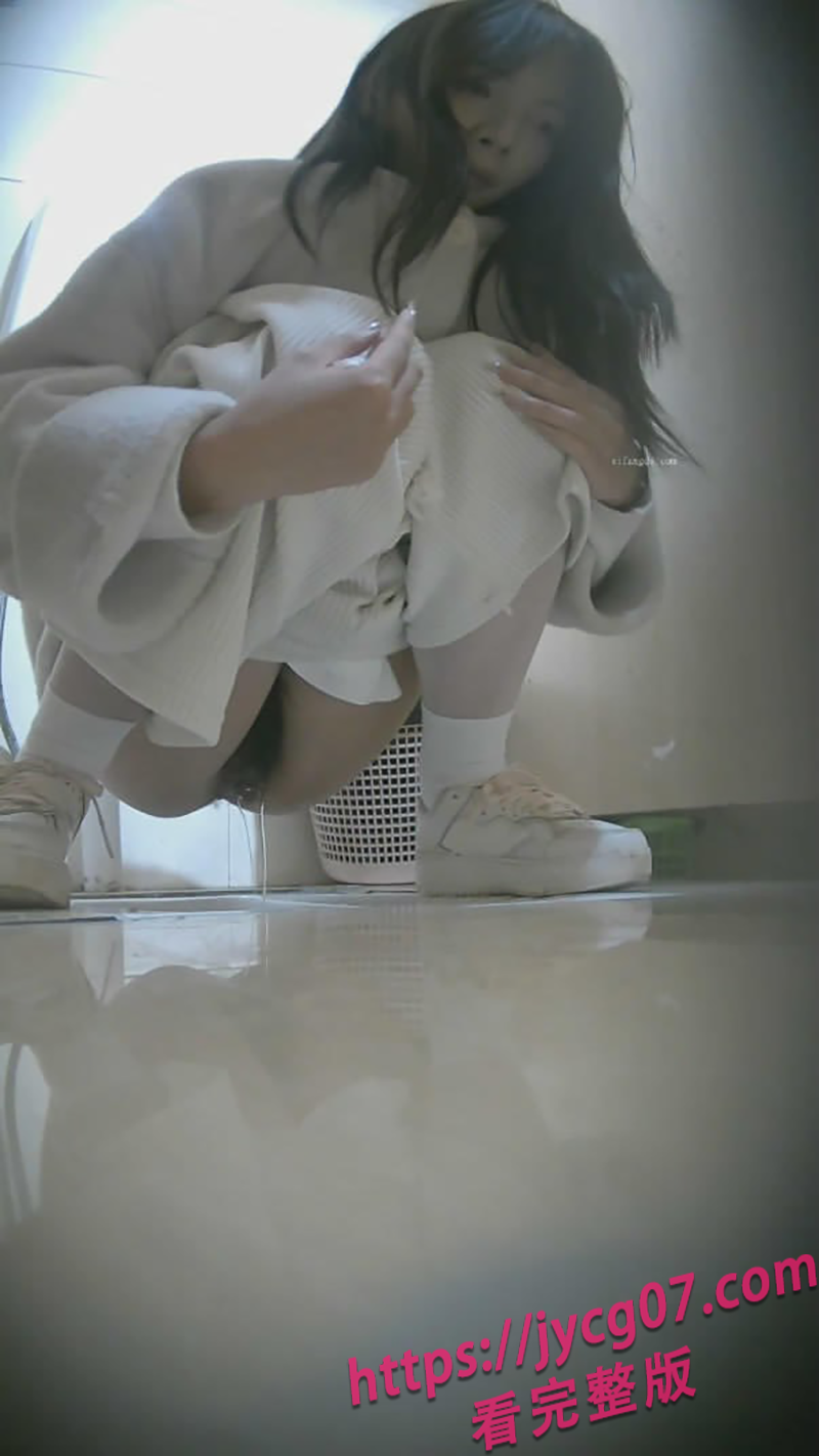 商场偷拍女神洗手间 黑丝美腿+紧身上衣太顶了！ 配图4
