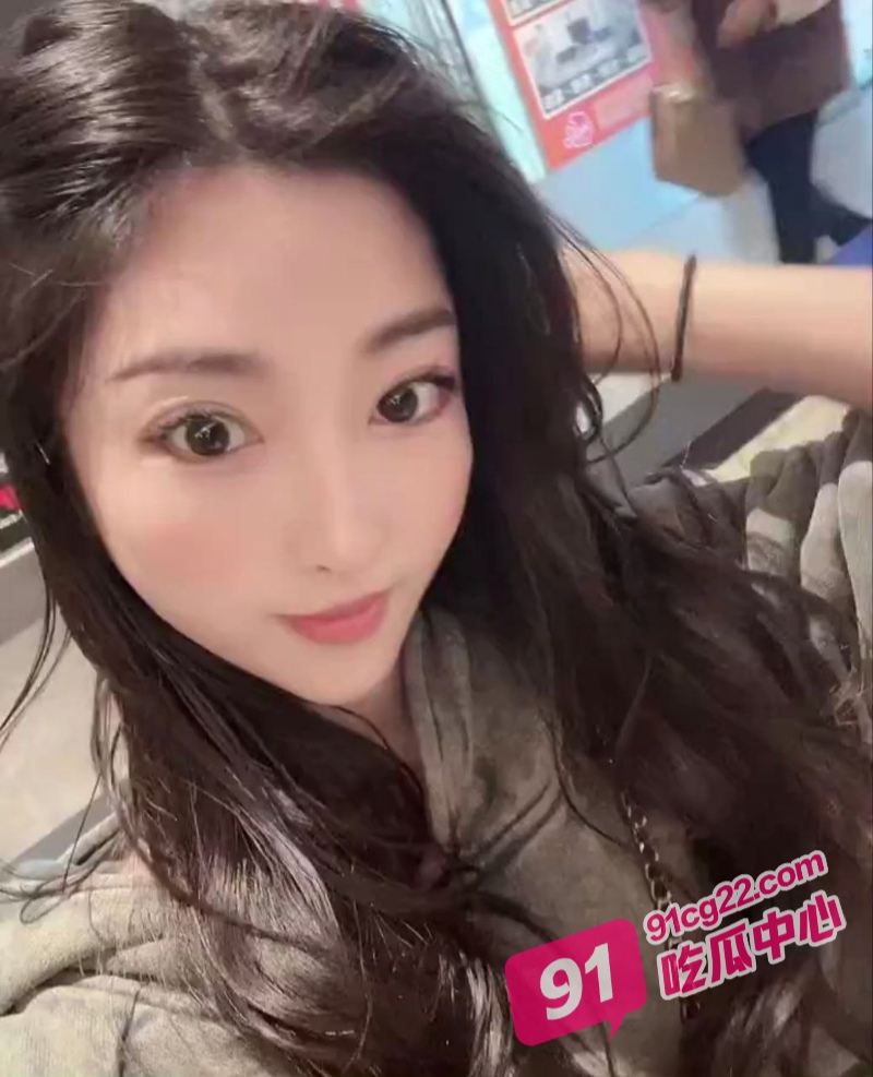 台湾ins博主出租车露奶被司机胁迫 看到大屌立马换态度 卖力舔屌女上位骑乘输出 配图3