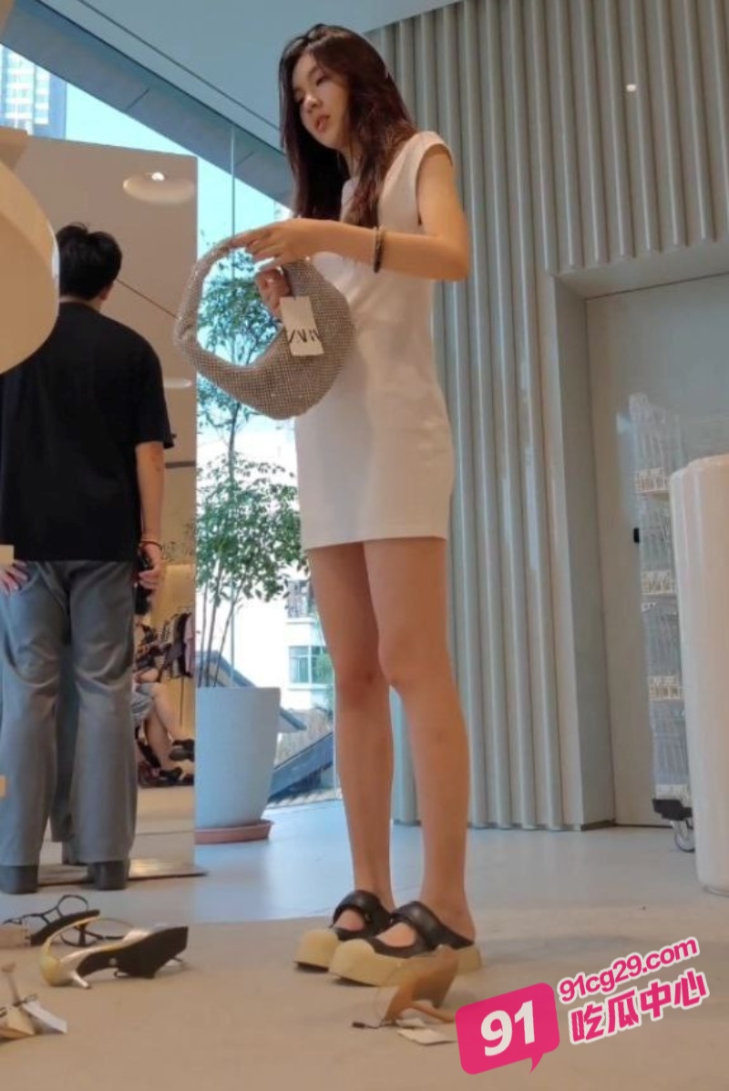 抄底哥万达广场偷拍白裙美女 白皙美腿摆动露出茂密阴毛 裙底风格尽收眼底
