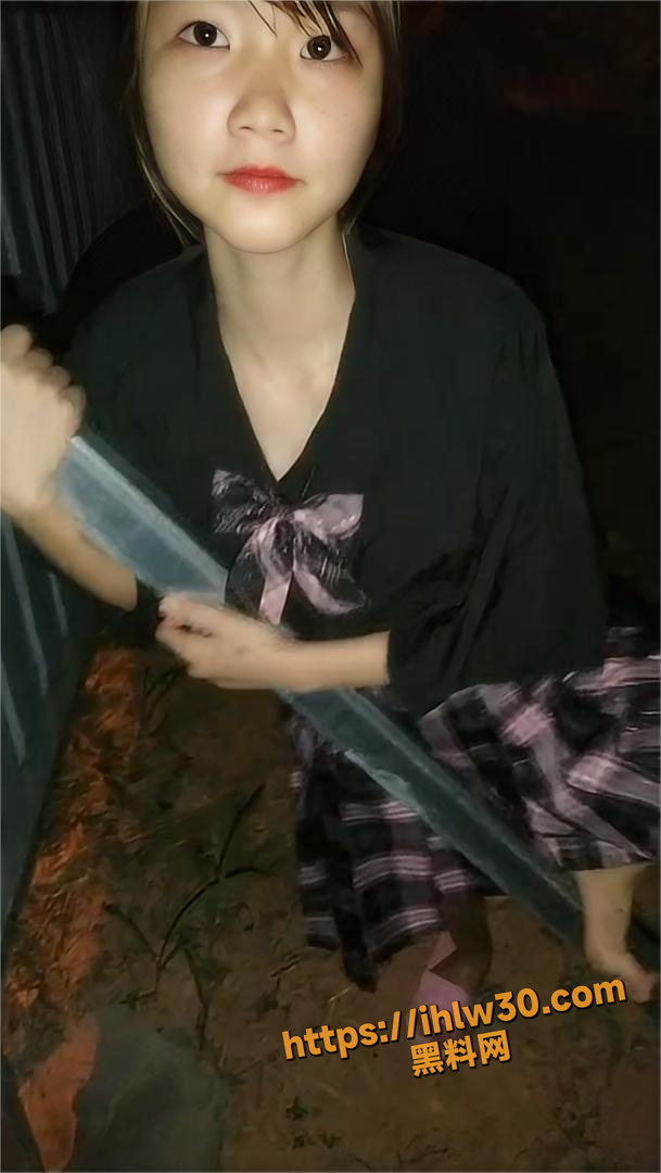 前方黄毛警告 05年的精神小妹妹被黄毛拉去工地维护栏打野战 一人无套轮番输出一人负责拍摄助威！