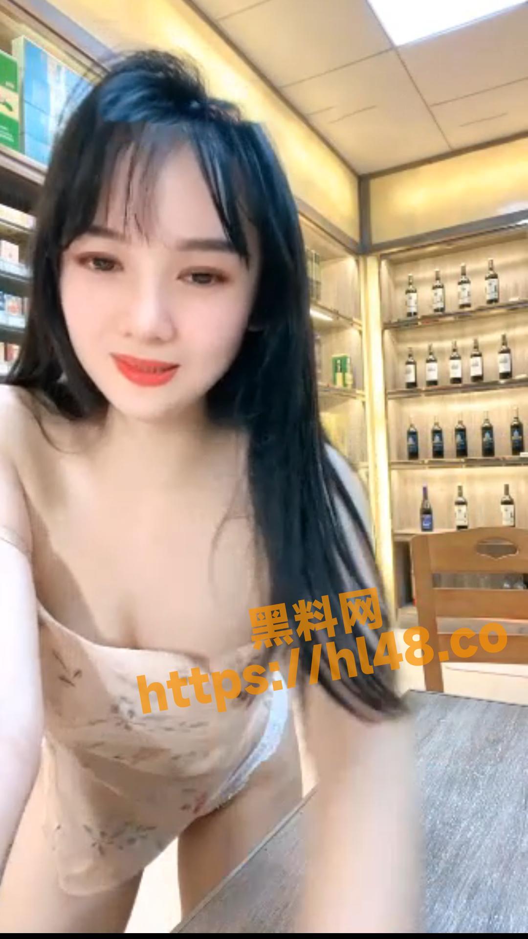 经济不景气 烟酒店老板娘 下海搞色播 趁店里没人的时候脱了衣服一顿扣逼!