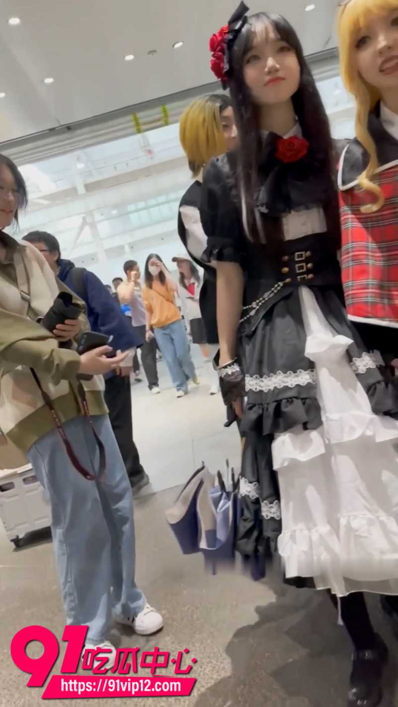 抄底大神漫展尾随女COSER偷拍最新作品1