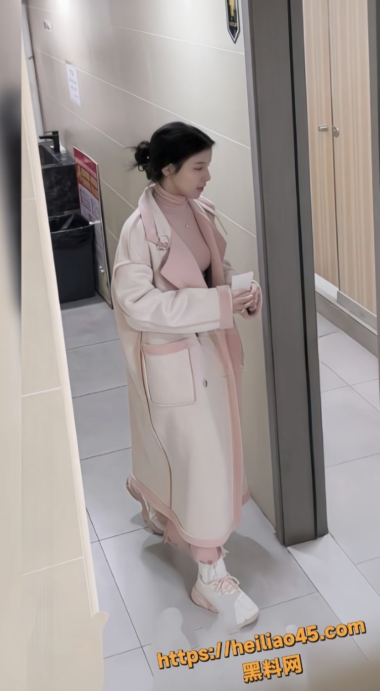 最新精选女厕偷拍 大神第一视角拍摄制服小姐姐 撅臀放尿美穴是真的嫩！