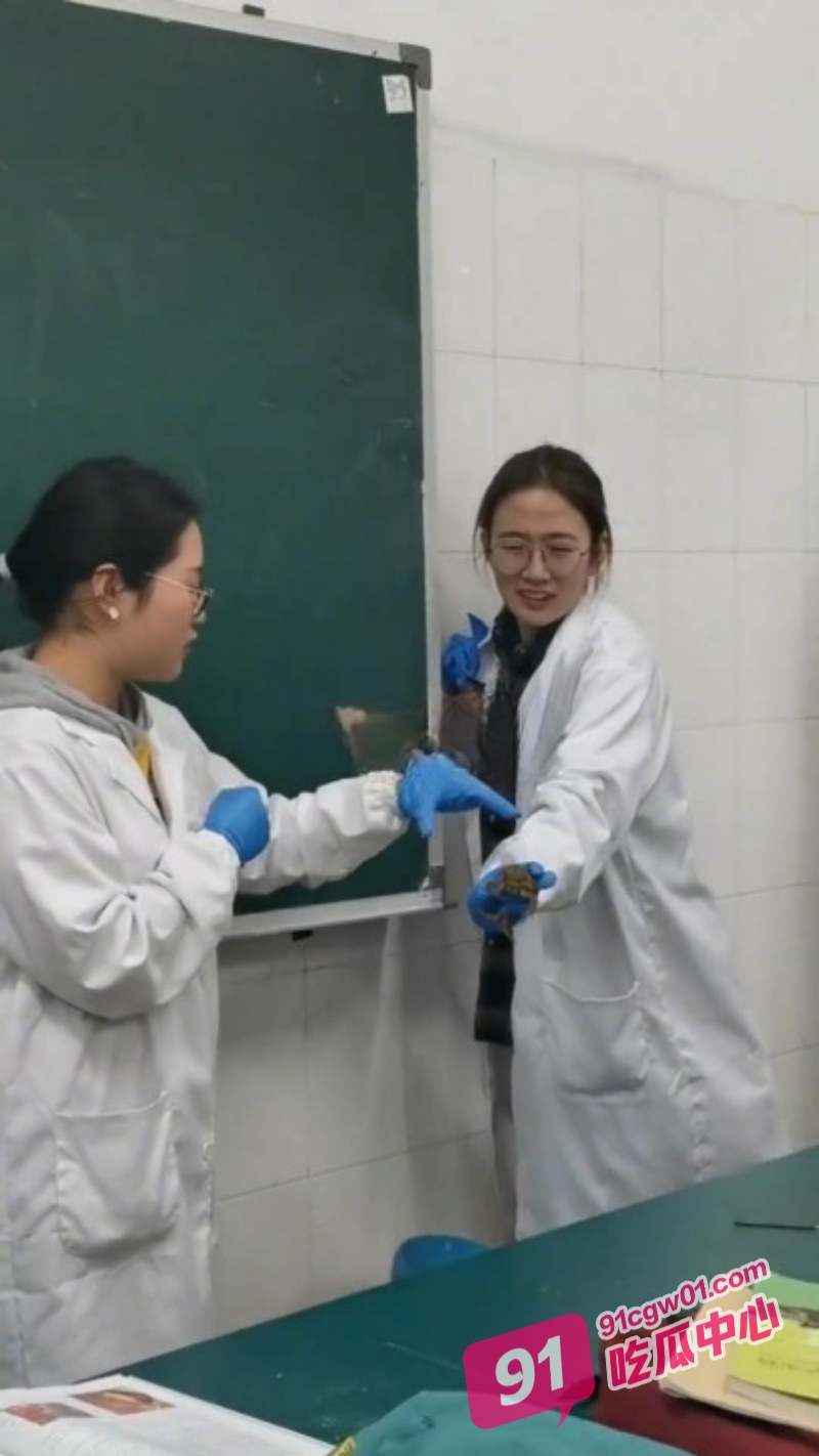 江苏女学霸 陈晓琳 自甘堕落 上岸当老师后还不满足 最后沦为酒吧的淫荡MC！ 配图3