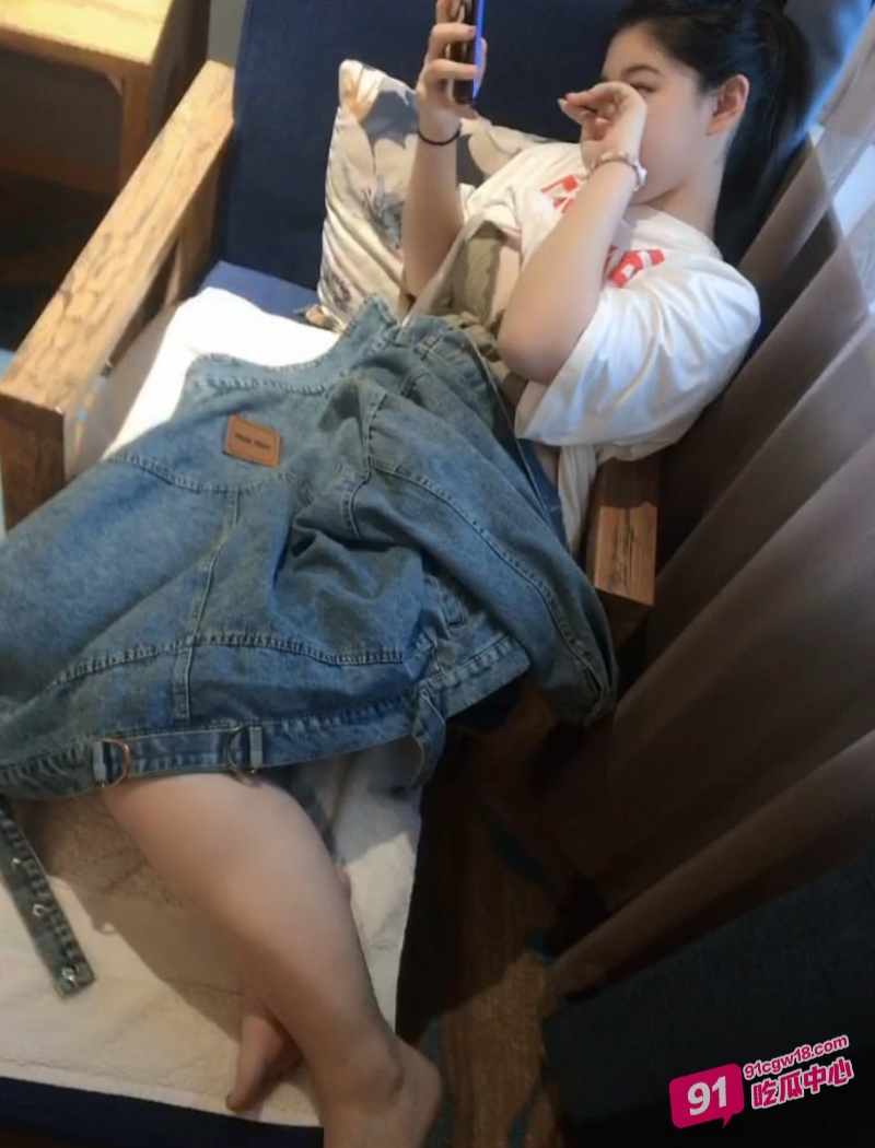 肥猪经理潜规则女下属 嫩妹被经理爆操私拍被曝光 这小身材也太嫩了吧！