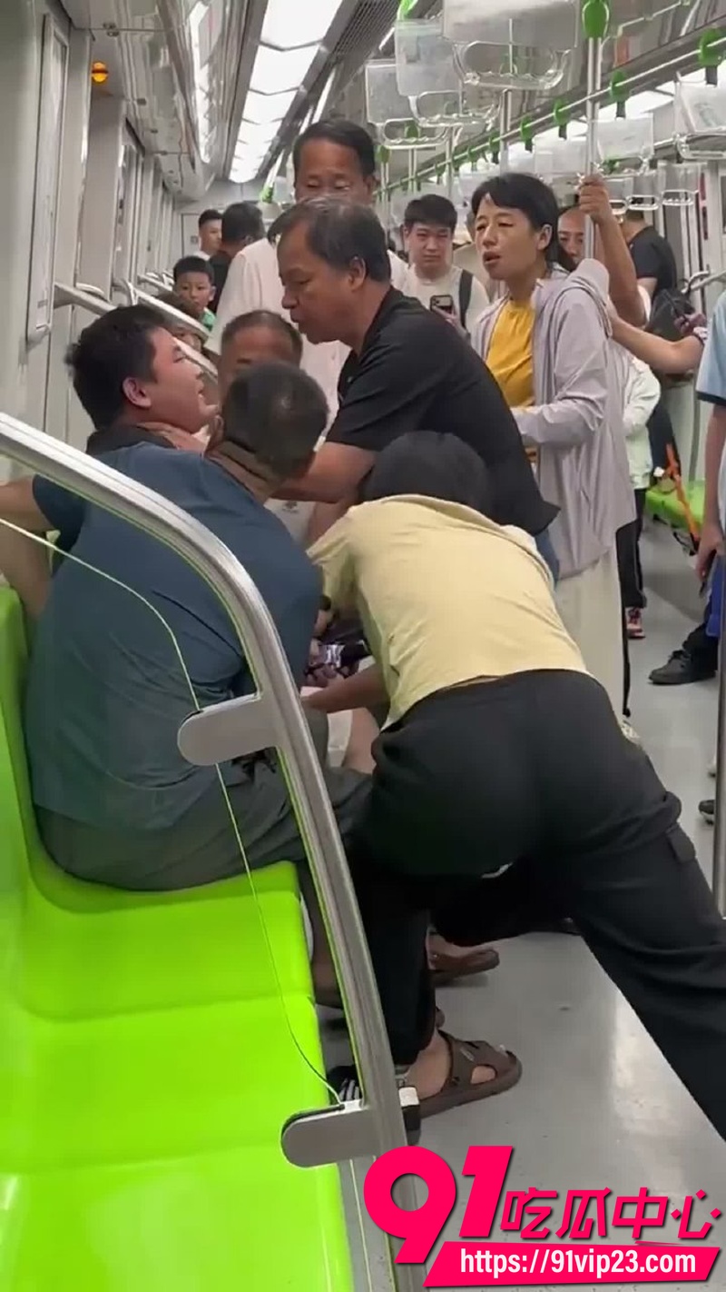 江苏南京地铁3号线少年情绪失控 拉紧急制动扬言报复社会被乘客合力控制6
